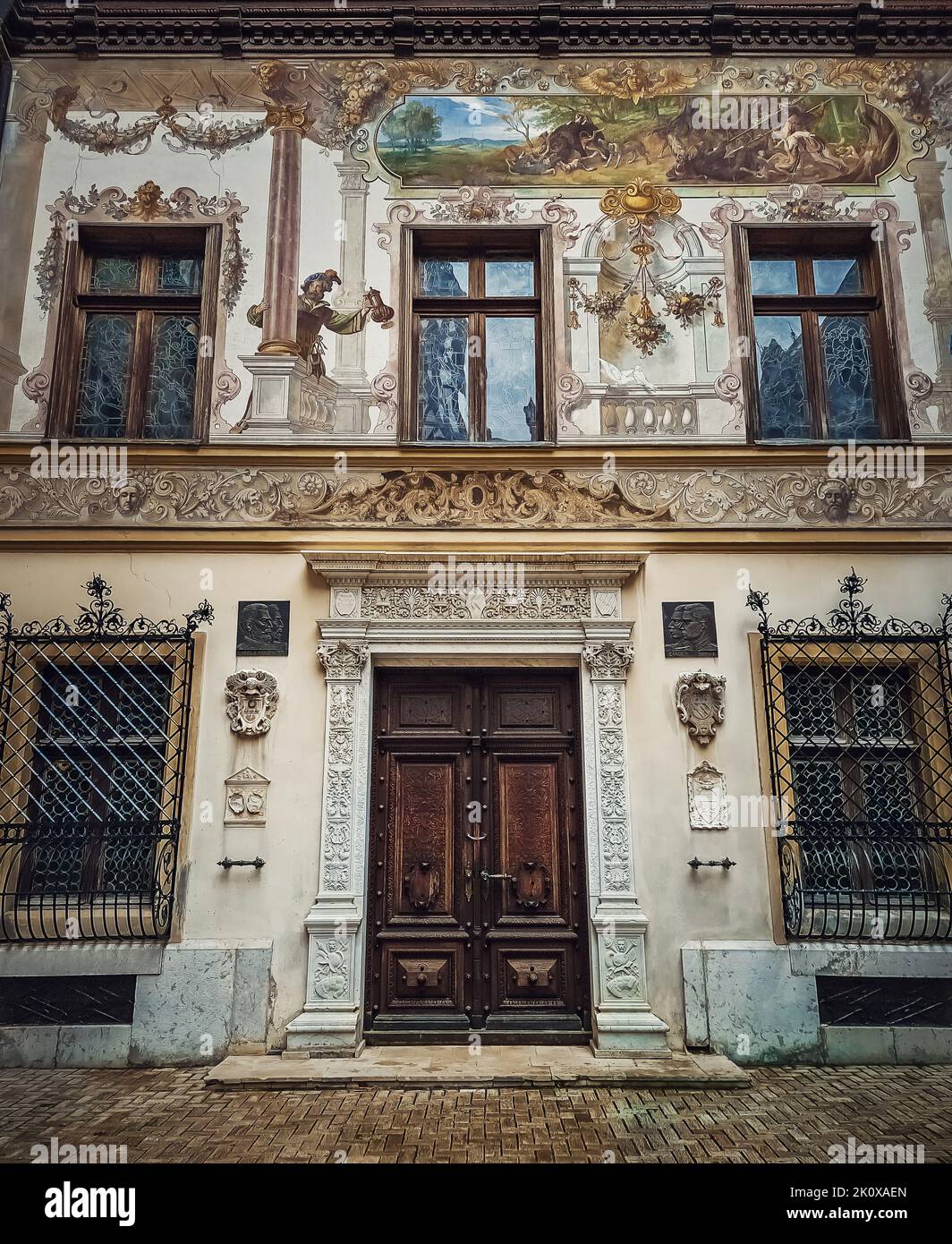 Belle pareti dipinte e dettagli della facciata del castello di Peles la residenza reale a Sinaia, Romania Foto Stock