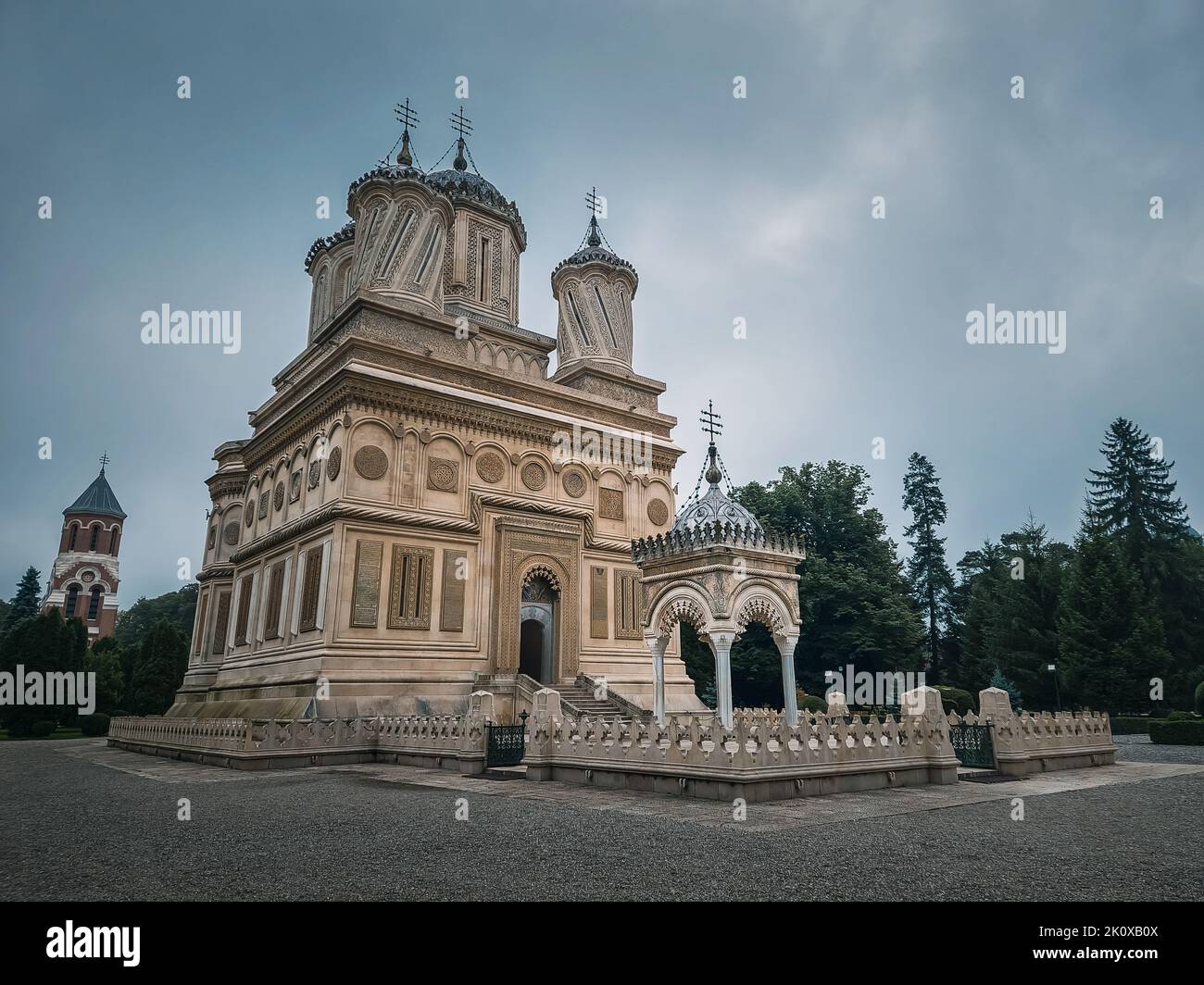Curtea de Arges antico monastero cristiano-ortodosso in Romania. Bella facciata del Duomo e dettagli architettonici dalla leggenda dell'artigiano Manole Foto Stock