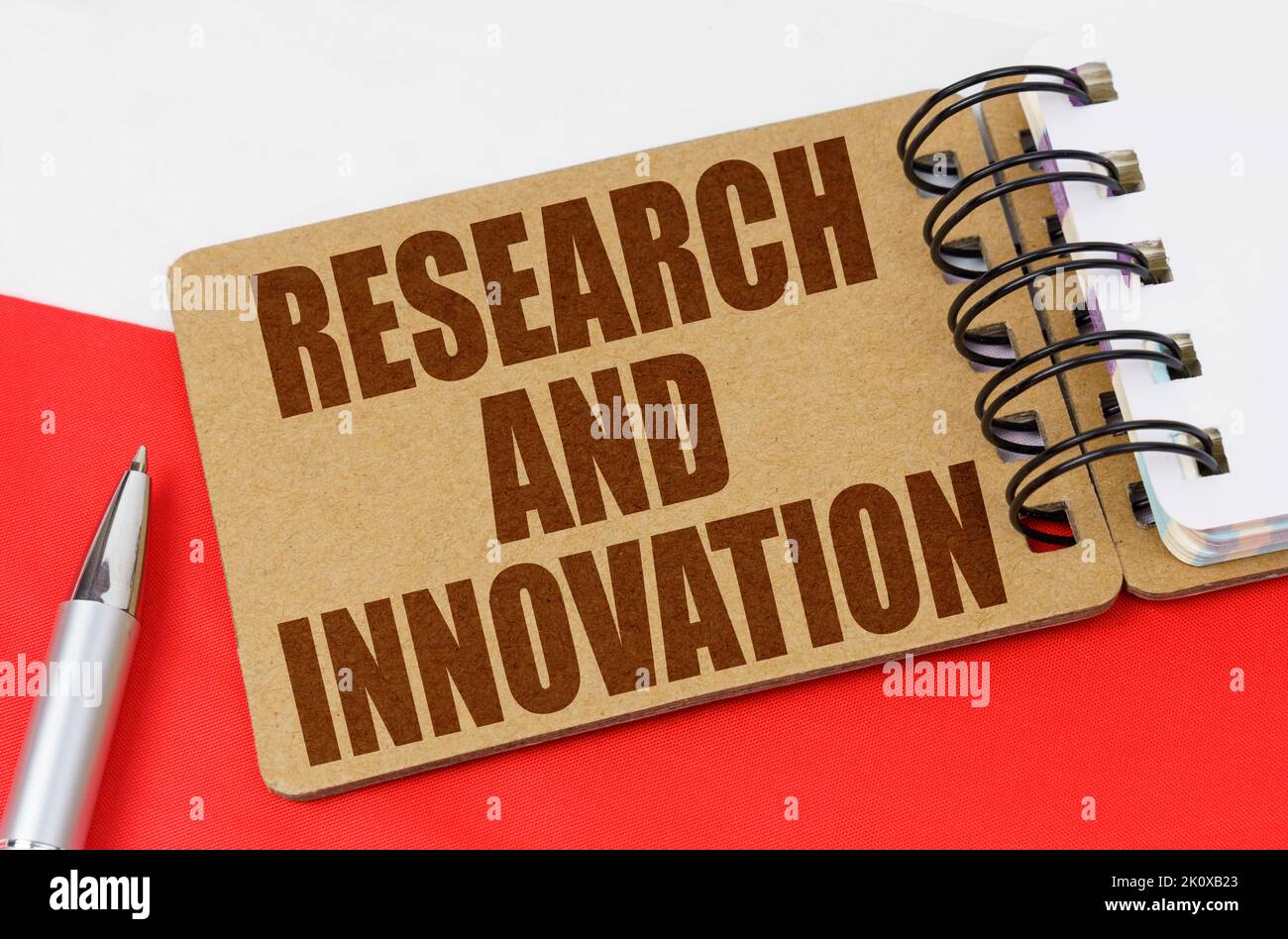 Concetto di economia nazionale. Sulla bandiera della Polonia si trova un quaderno con l'iscrizione - Ricerca e innovazione Foto Stock