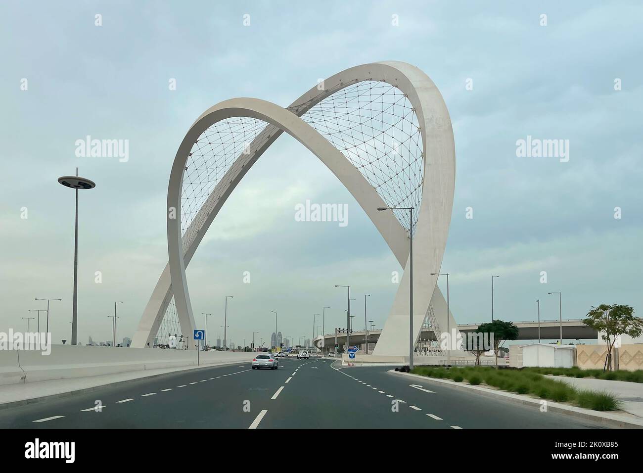 Ponte al Wahda il monumento più alto della città, conosciuto come Ponte dell'Arco del 56 Foto Stock