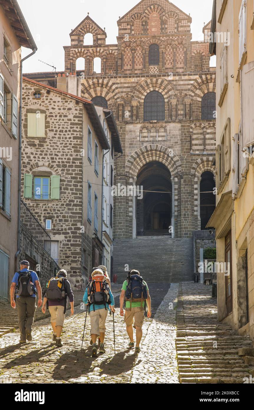 Francia. Auvergne. Haute-Loire (43) Puy-en-Velay. All'inizio del percorso Santiago de Compostela, pellegrini ai piedi della cattedrale Foto Stock