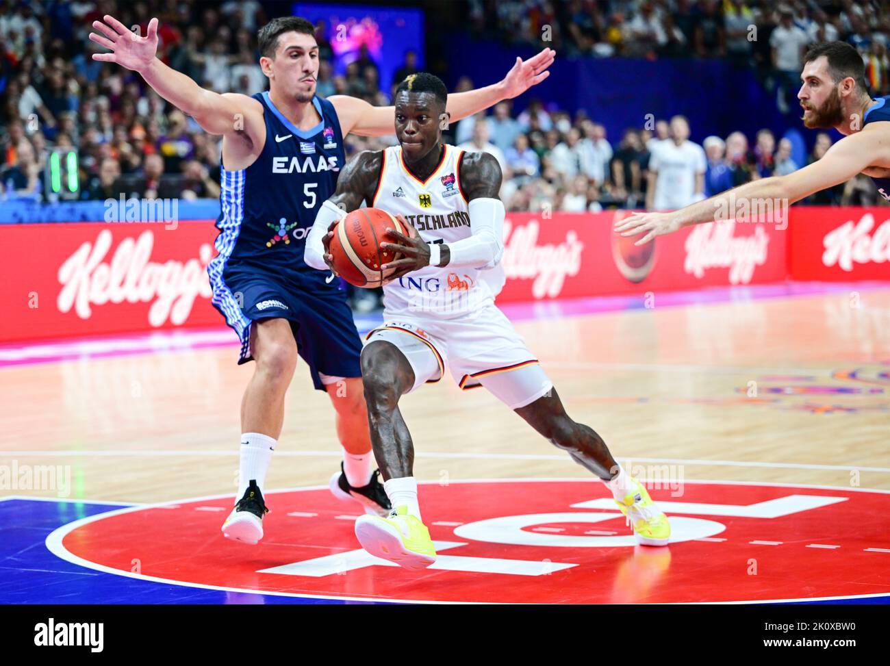 Berlino, Germania. 13th Set, 2022. Pallacanestro: Campionato europeo, Germania - Grecia, knockout round, quarti di finale, Mercedes-Benz Arena, Dennis Schröder (M, Germania) contro Giannoulis Larentzakis (l, Grecia). Credit: Soeren Stache/dpa/Alamy Live News Foto Stock