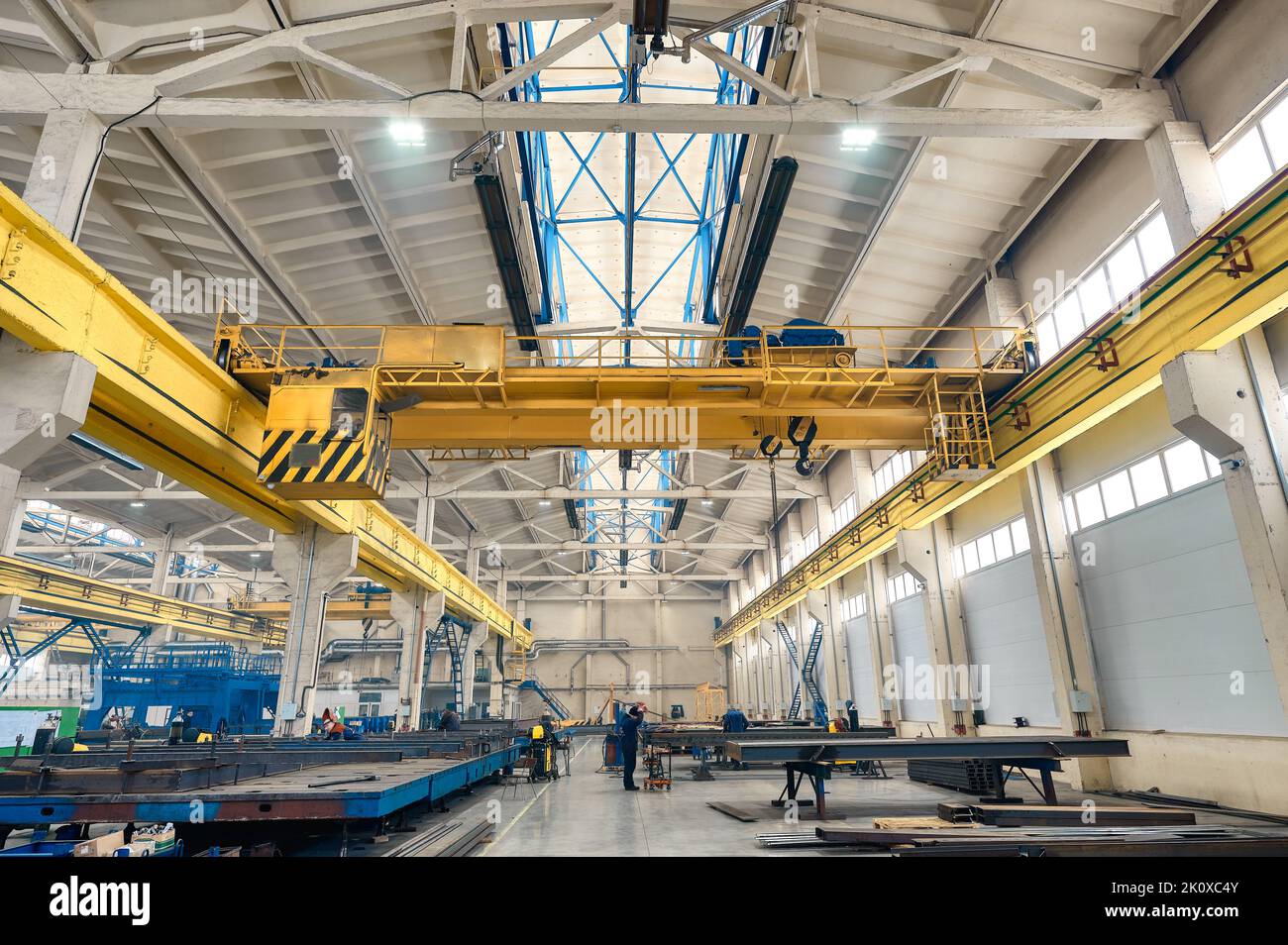Reparto di assemblaggio di telai in acciaio lunghi in officina Foto Stock