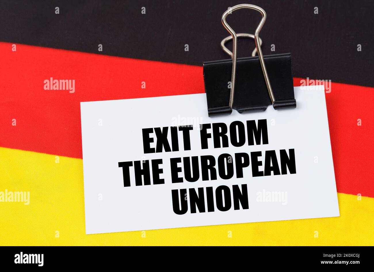 Politica e concetto di persone. Sulla bandiera della Germania si trova un quaderno con l'iscrizione - uscita dall'Unione europea Foto Stock