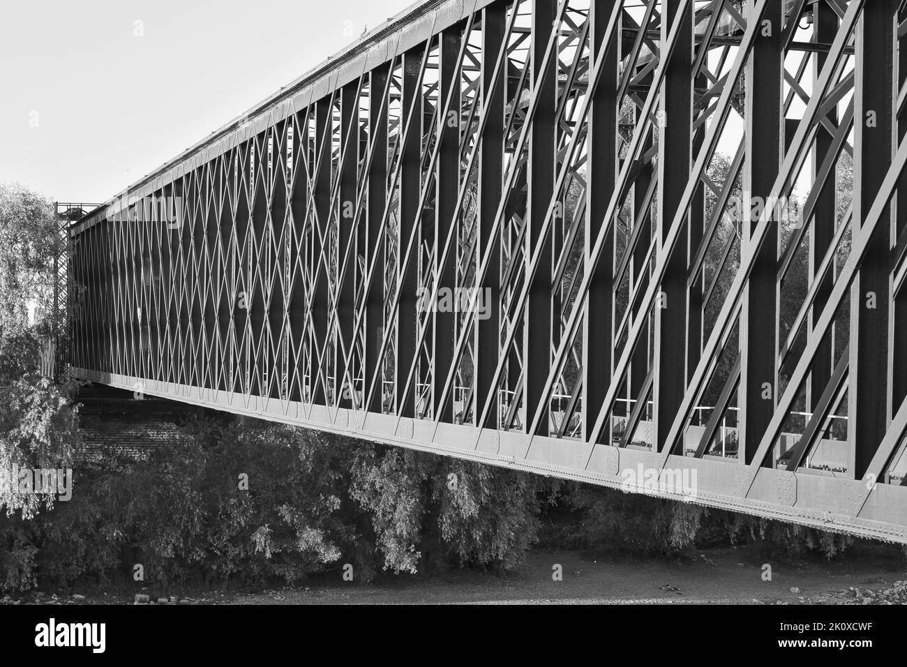 Un colpo in scala di grigi di un vecchio ponte su un fiume Foto Stock