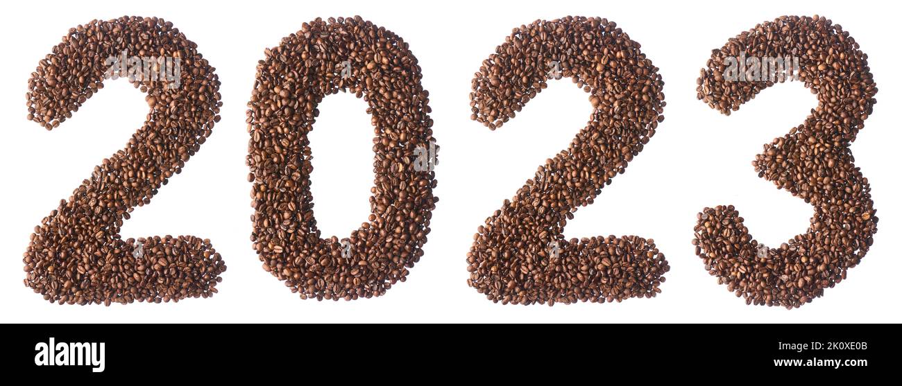 Le cifre di 2023 da chicchi di caffè su uno sfondo bianco isolato Foto Stock