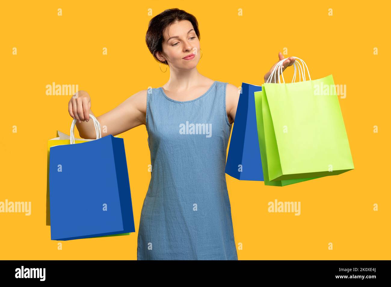 vendita e sconto soddisfatto emozione donna Foto Stock