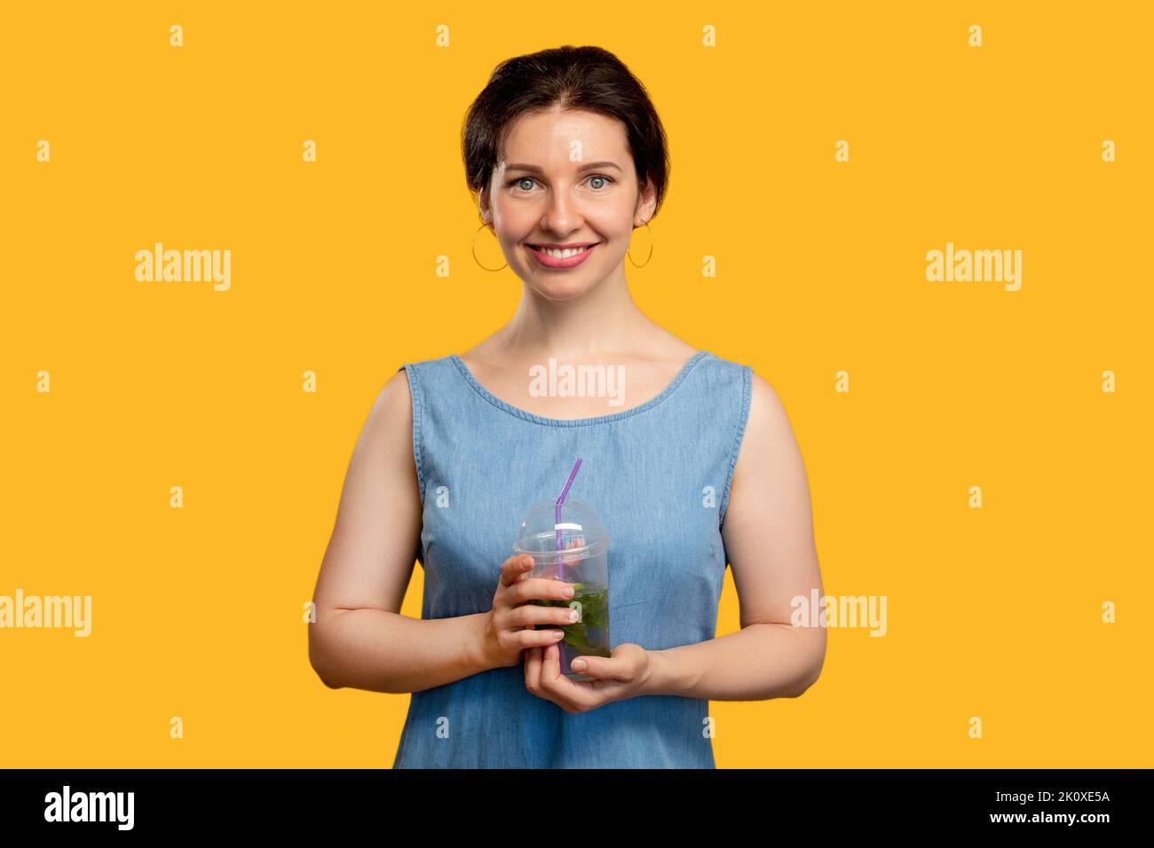 rinfresco estivo mojito cocktail felice donna Foto Stock