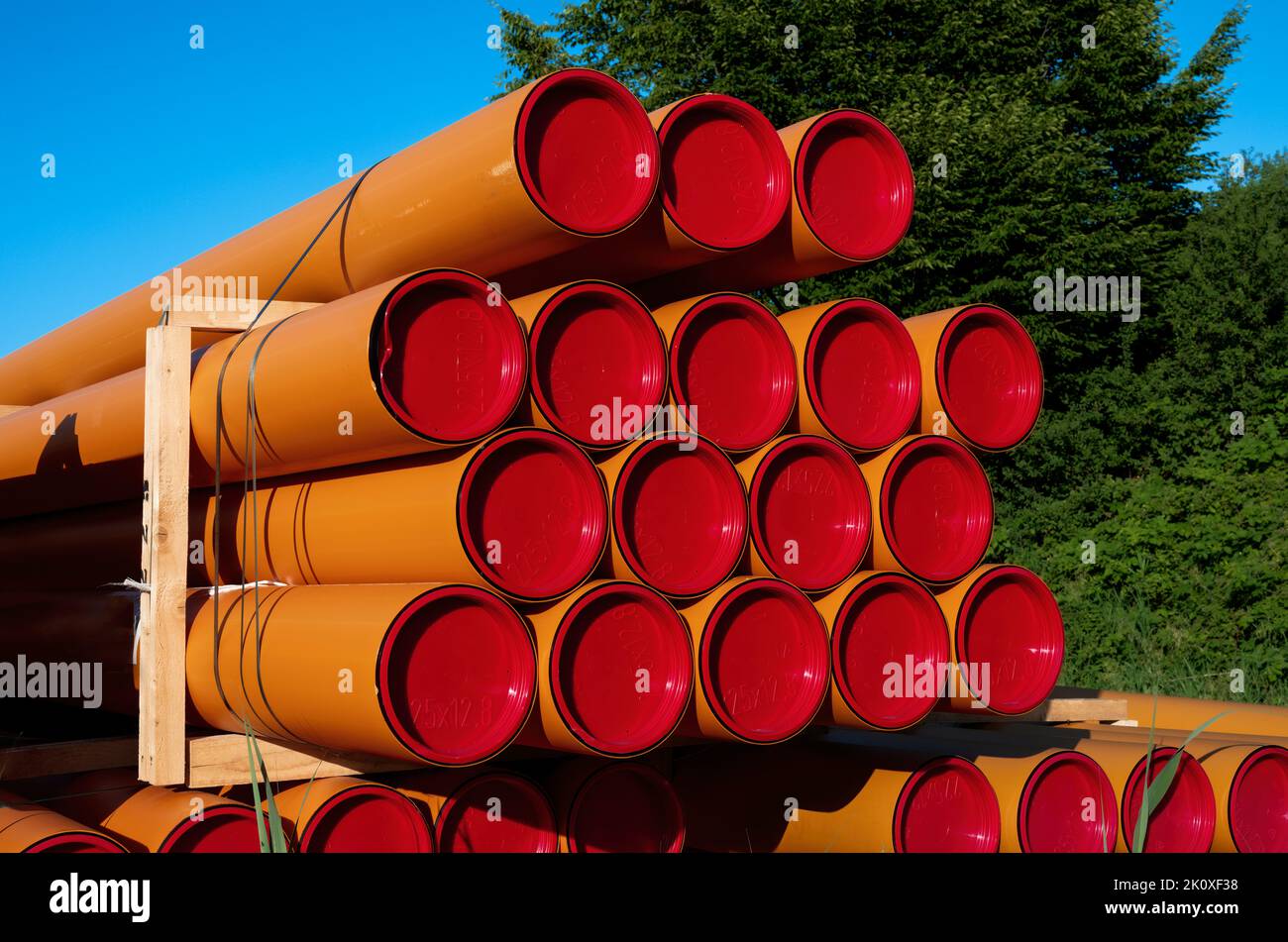 Pile di tubi di protezione in pvc arancione Foto Stock