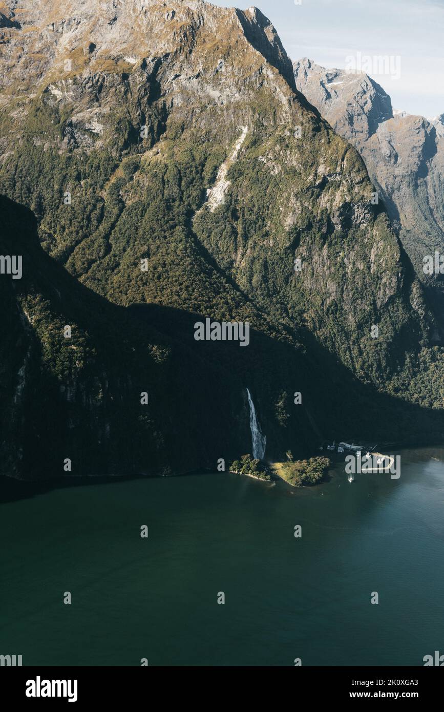 Nuova Zelanda. Milford Sound (Piopiotahi) dall'alto - la testa del fiordo con il molo e l'Aeroporto di Milford Sound. Foto Stock