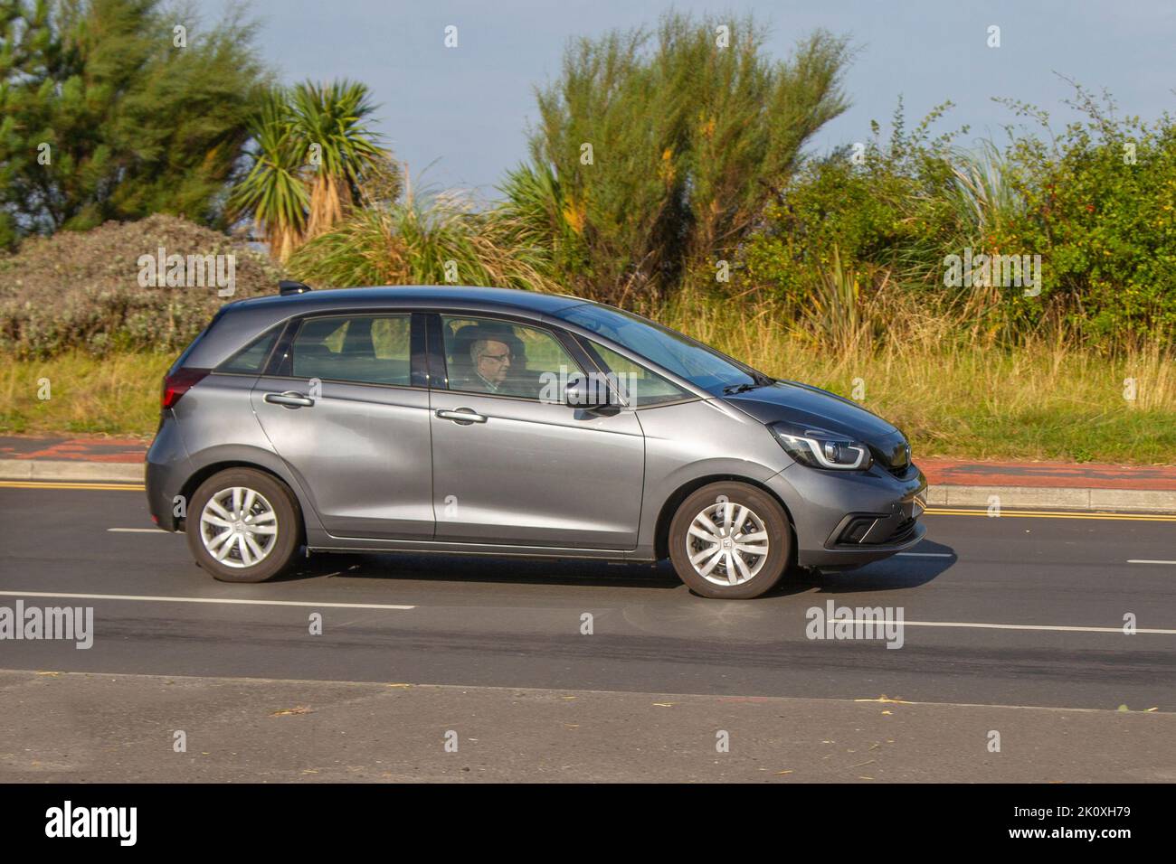 2022 HONDA JAZZ se i-MMD CVT Hybrid Electric supermini, viaggiando sul lungomare di Southport, Regno Unito Foto Stock