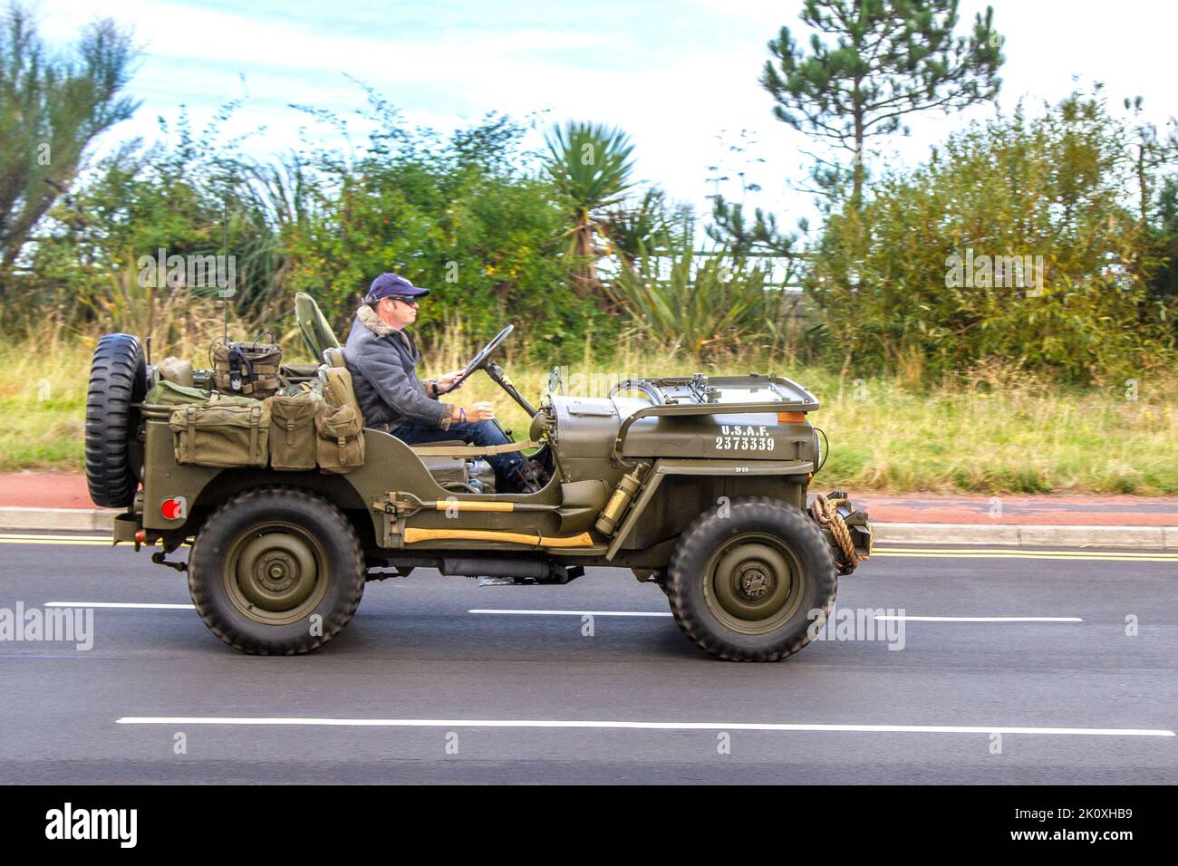 U.S.A.F. Willys Jeep. 944 40s forties 2199cc benzina, US Army Truck, 1⁄4 tonnellate, 4 x 4, veicolo militare Command Reconnaissance; arrivo all'evento Classic e Speed a Southport, Regno Unito Foto Stock