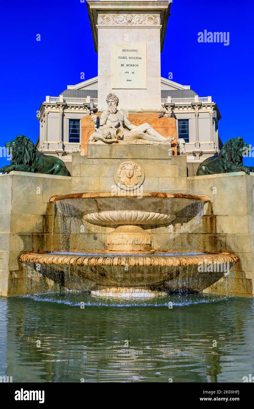 Madrid, Spagna - 28 giugno 2021: La fontana del monumento al re Filippo IV in Plaza de Oriente, inscritto la regina Isabella il secondo di Borbone Foto Stock