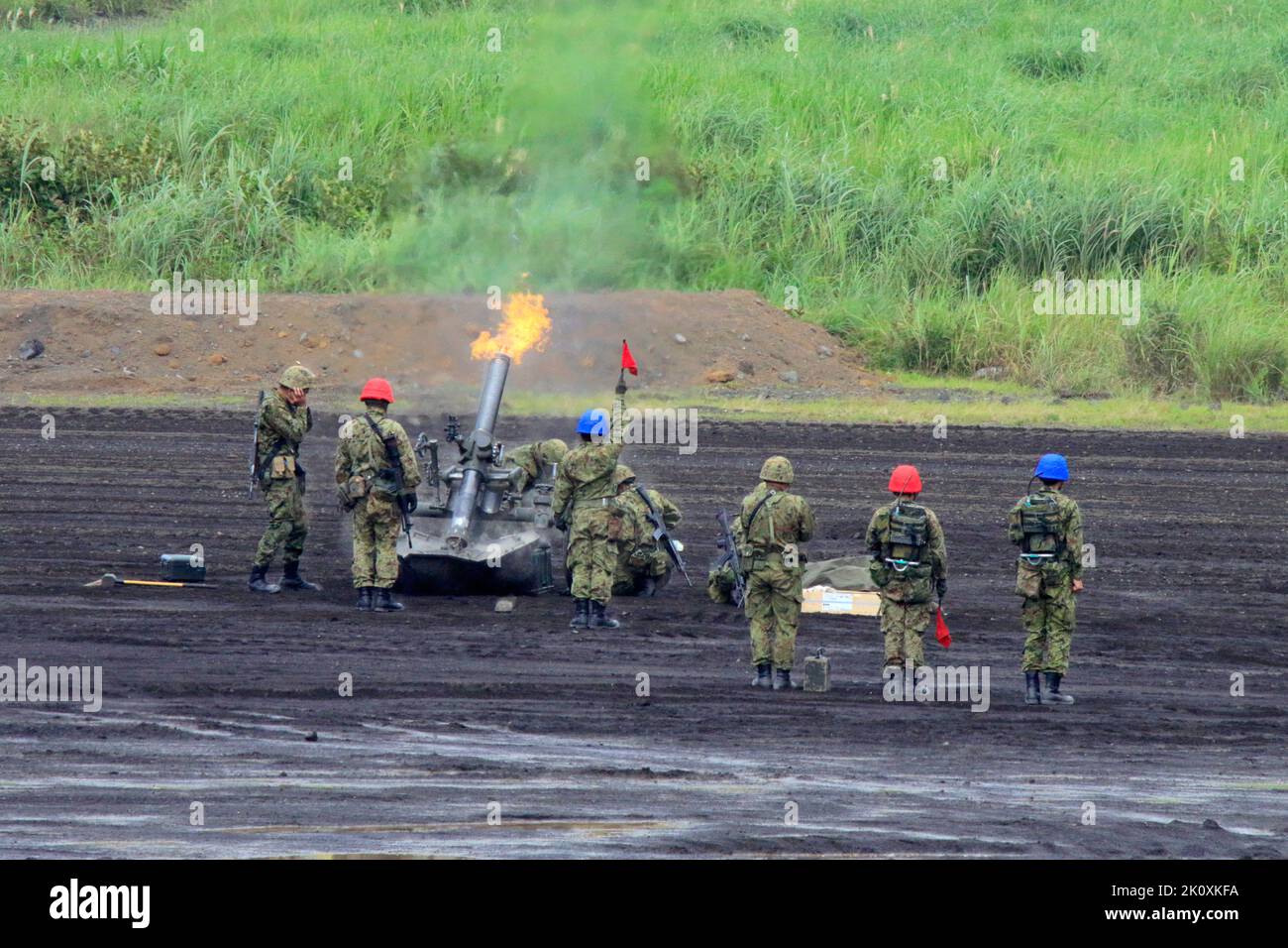 I soldati della forza di autodifesa di terra del Giappone sparano i sistemi di mortaio di 120 mm Foto Stock