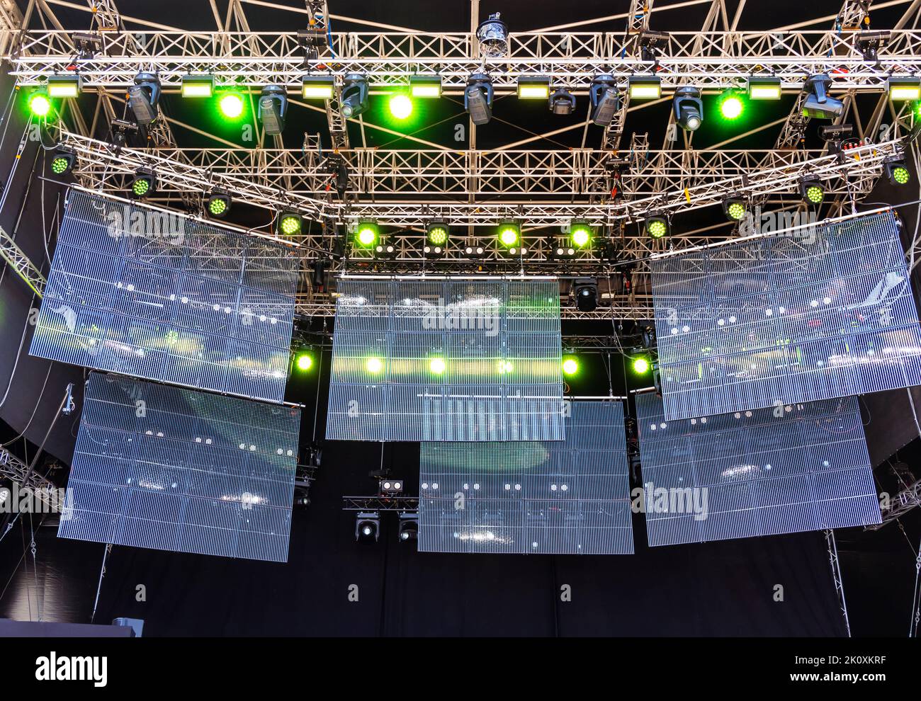 Palco aperto con schermi piatti per la trasmissione di concerti o eventi Foto Stock
