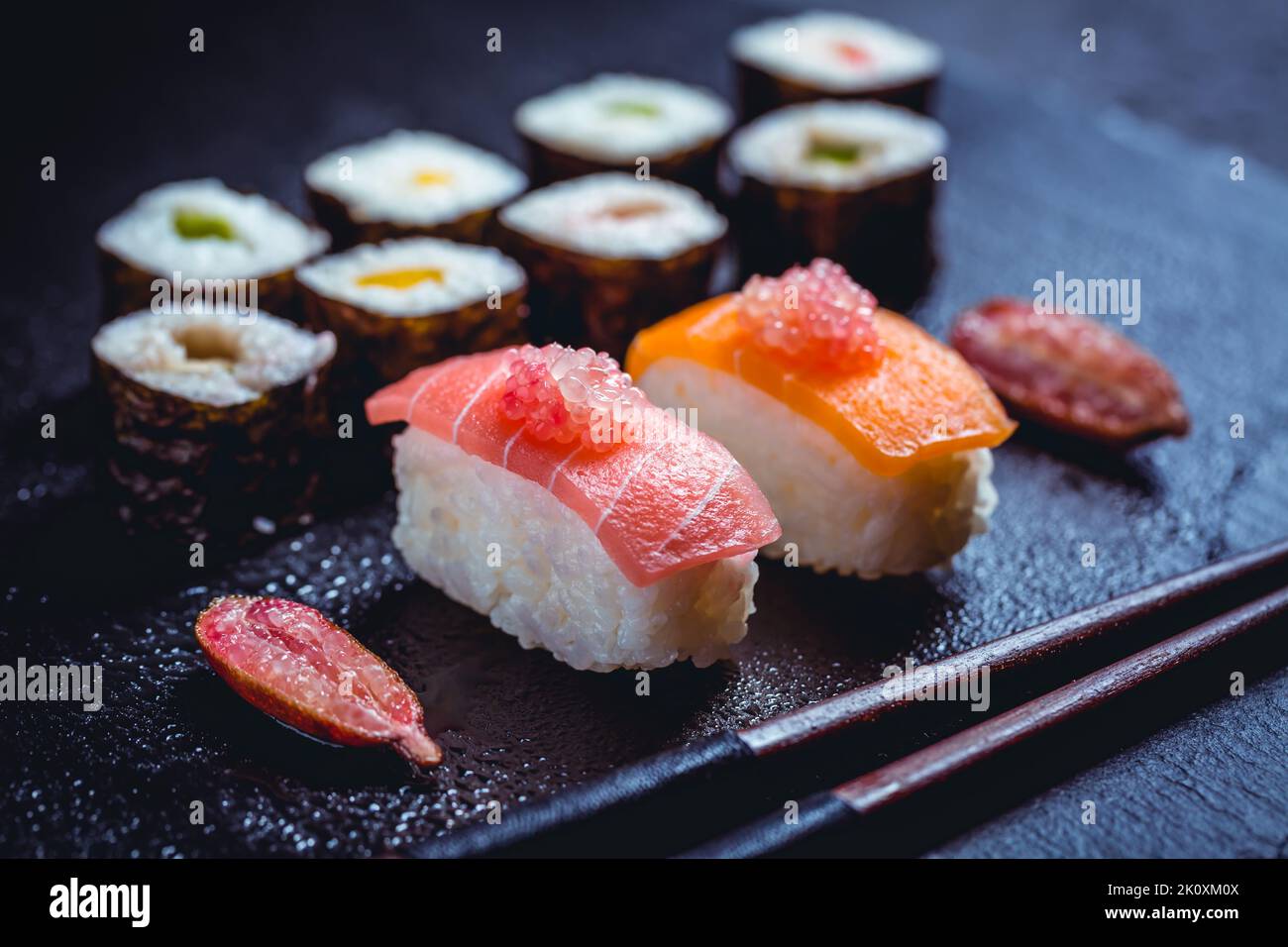 Assortimento di sushi vegano con verdure, seitan, pianta Konjac, tofu come sostituti del pesce, con lime da dito come caviale. Concetto di cibo vegano. Foto Stock