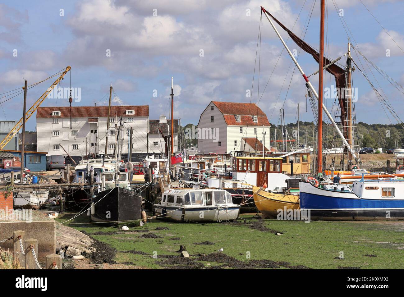 Città costiera inglese di Woodbridge sul fiume Deben, Suffolk, East Anglia, Inghilterra, con barche ormeggiate Foto Stock