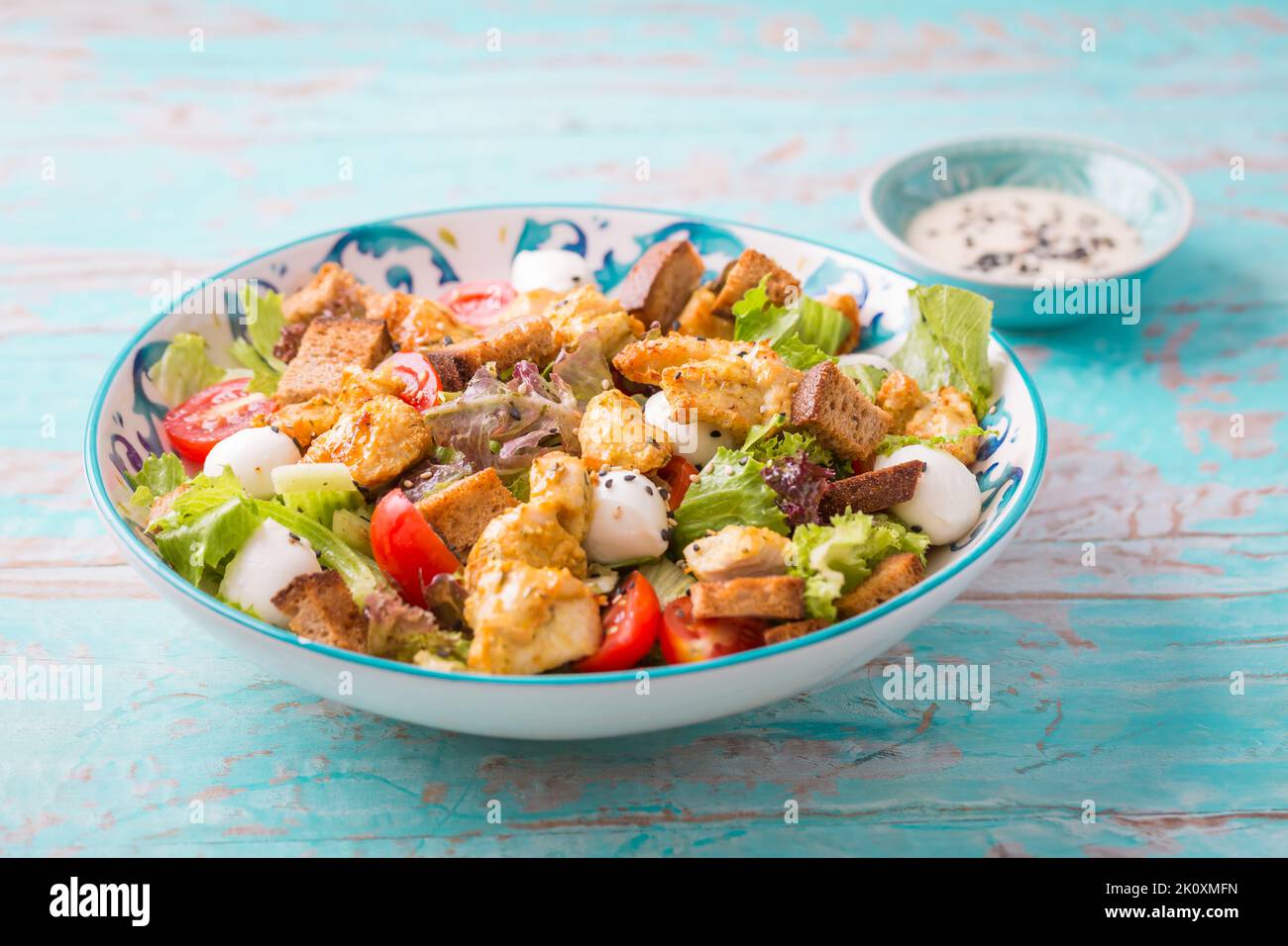 Un sano pollo grigliato insalata Caesar con formaggio e crostini Foto Stock
