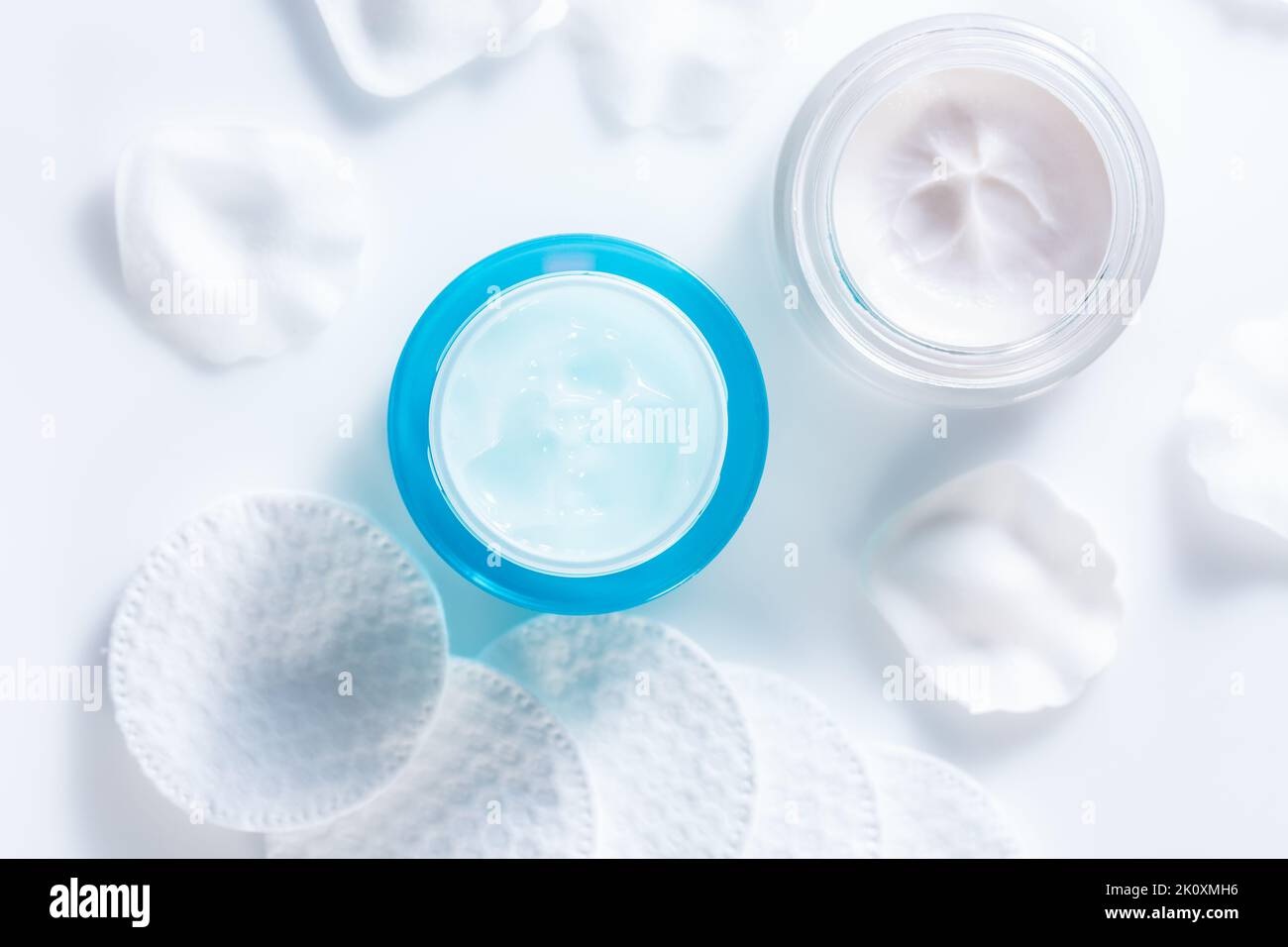 Creme diurne e notturne idratanti con tamponi in cotone Foto Stock