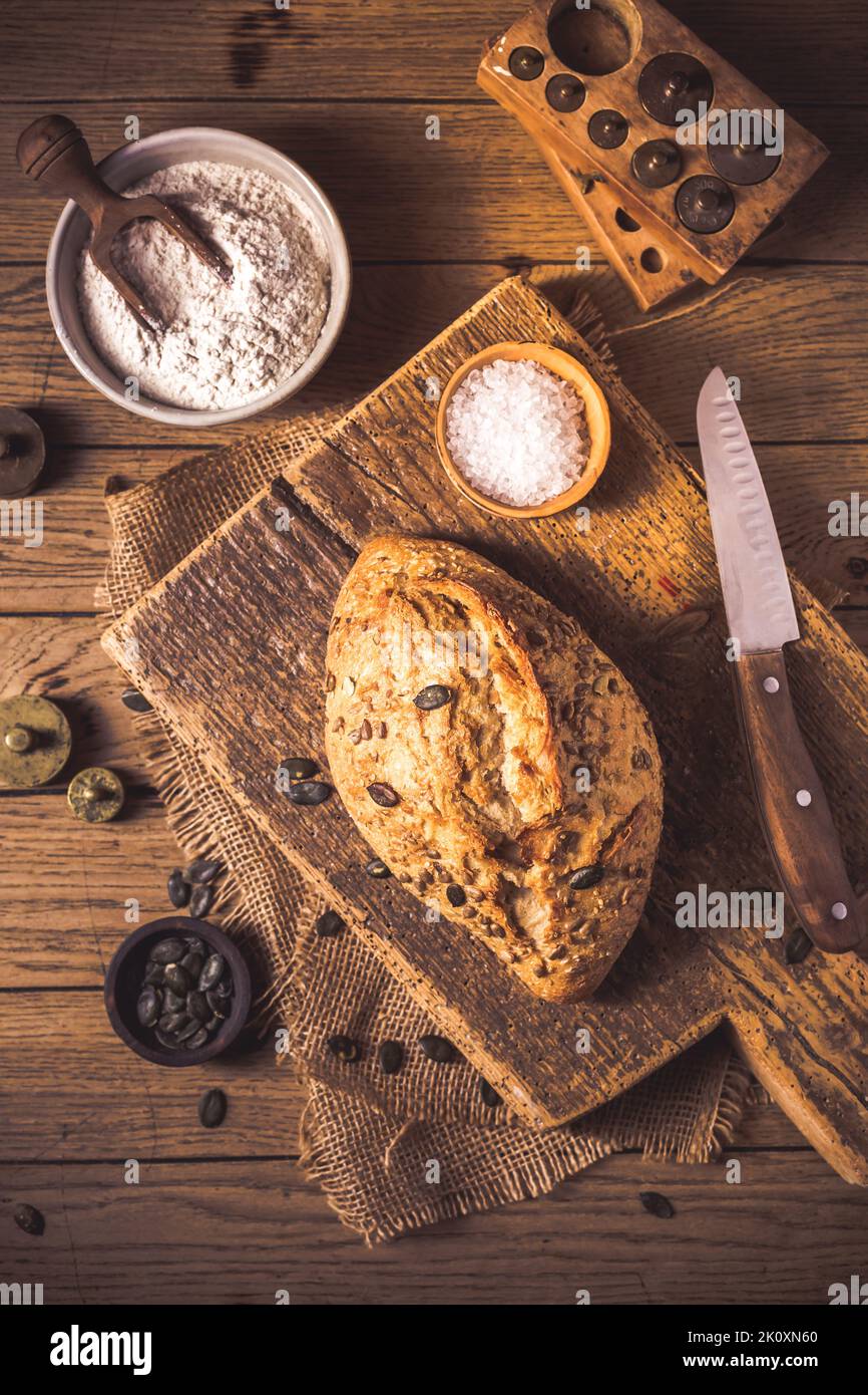 Farina di farro biologico appena sfornata pane con semi. Concetto di cibo sano Foto Stock