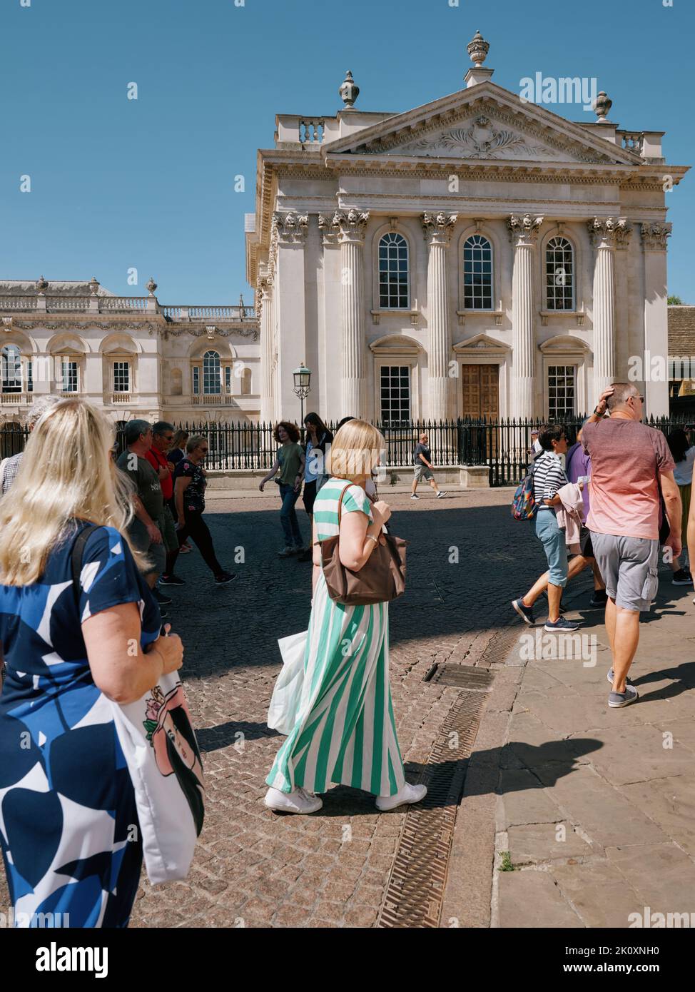 I turisti estivi passavano la Senate House, un edificio del 1720s dell'Università di Cambridge a Cambridge Cambridgeshire Inghilterra UK Foto Stock