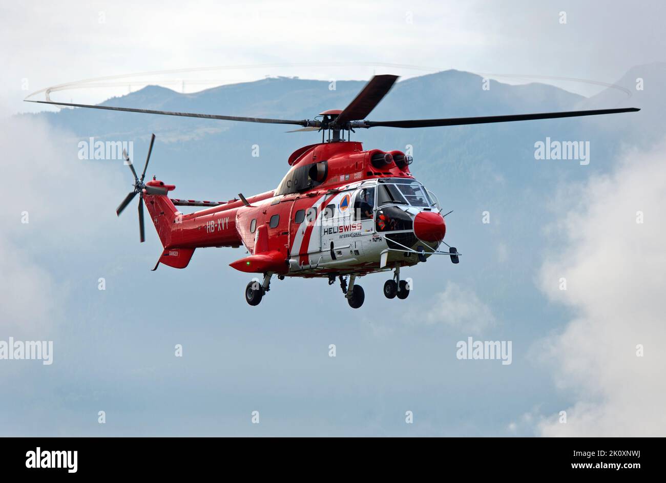Elicottero pesante COME 332 Super Puma C1from Heliswiss International AG in volo di fronte alle Alpi Pennine, Ovronnaz, Vallese, Svizzera Foto Stock