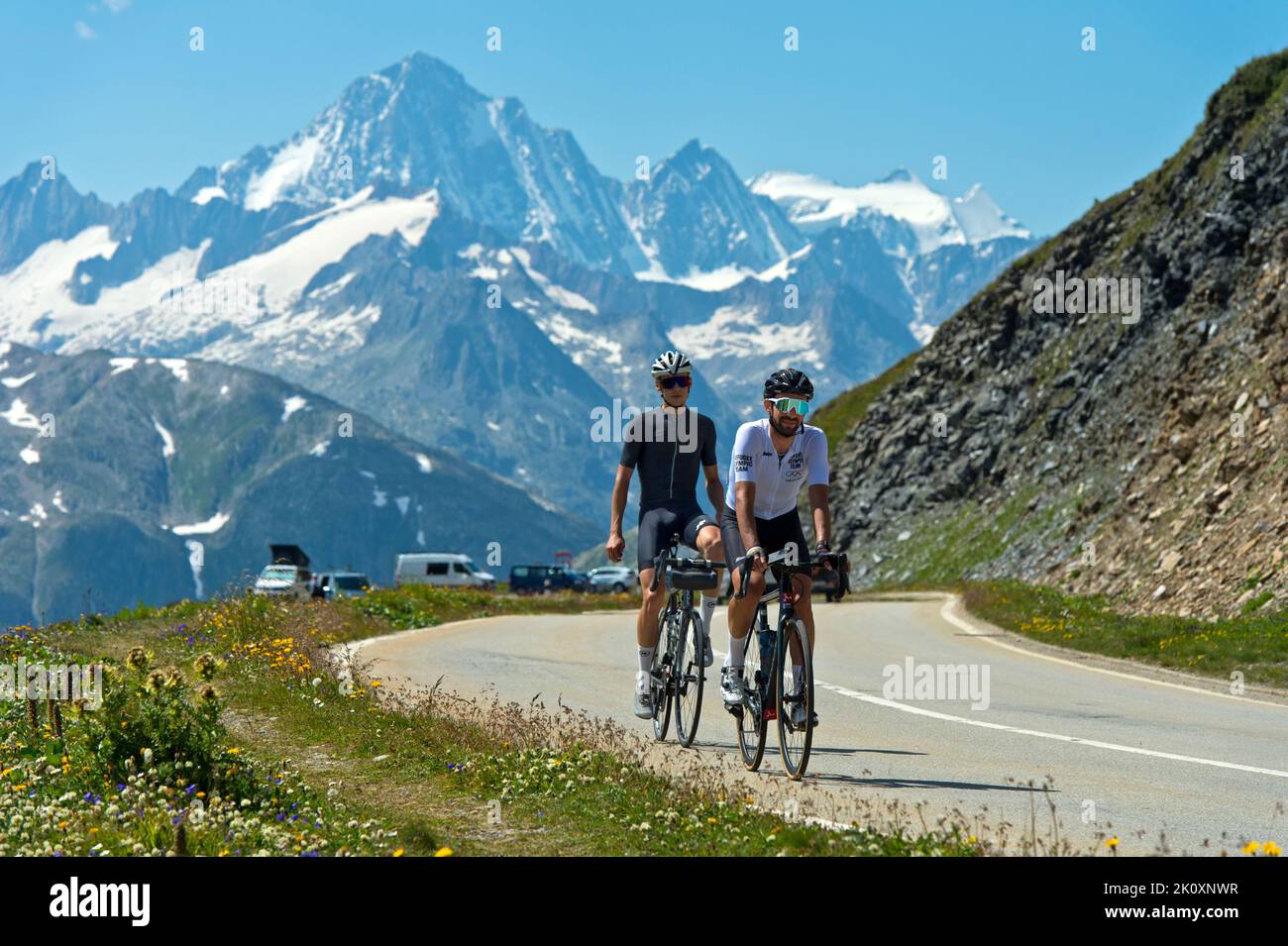 Il ciclista siriano Ahmad Badreddin Wais, membro della squadra di rifugiati del CIO ai Giochi Olimpici di Tokyo del 2020, e il ciclista svizzero Jakob Klahre in bicicletta Foto Stock Il ciclista siriano Ahmad Badreddin Wais, membro della squadra di rifugiati del CIO ai Giochi Olimpici di Tokyo del 2020, e il ciclista svizzero Jakob Klahre in bicicletta Foto Stock