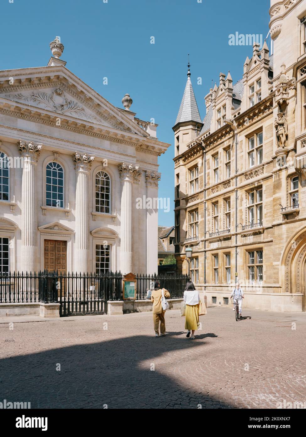 I turisti estivi passavano la Senate House, un edificio del 1720s dell'Università di Cambridge a Cambridge Cambridgeshire Inghilterra UK Foto Stock