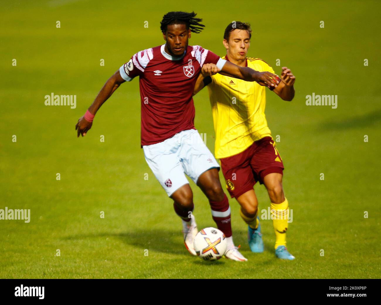 DAGENHAM INGHILTERRA - SETTEMBRE 13 : L-R Pierre Ekwah di West Ham United detiene di Petr Pudhorocky di Sparta Prague U21sduring Premier League Internation Foto Stock