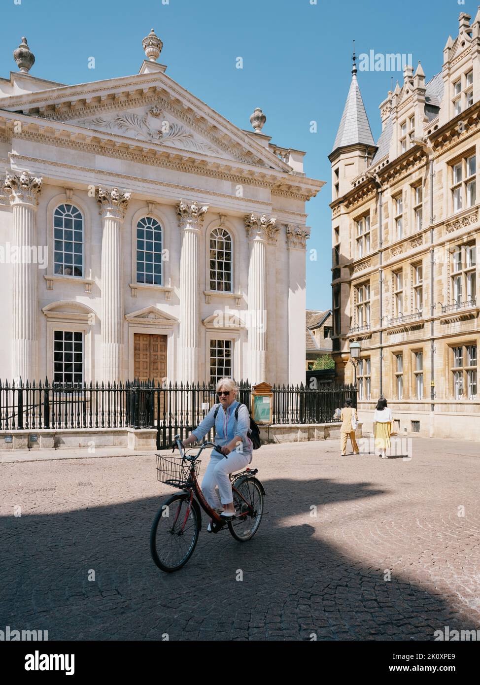 I turisti estivi che camminano e pedalano hanno passato la Camera del Senato un edificio del 1720s dell'Università di Cambridge in Cambridge Cambridgeshire Inghilterra Regno Unito Foto Stock