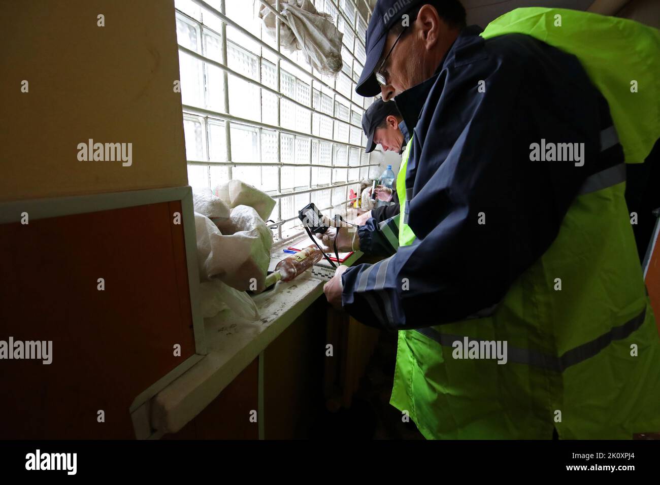 BALAKLIIA, UCRAINA - 13 SETTEMBRE 2022 - gli esperti Forensici raccolgono le prove presso il Dipartimento di polizia distrettuale utilizzato dagli occupanti russi per la tortura, Balakliia, Regione di Kharkiv, Ucraina nord-orientale. Credit: Ukrinform/Alamy Live News Foto Stock