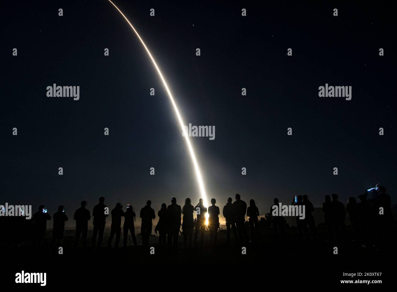 Vandenberg Space Force base, California, Stati Uniti. 7th Set, 2022. Un comando globale di colpo dell'aeronautica lancia il missile balistico intercontinentale Minuteman III disarmato durante un test operativo alle 1:13:00 PDT, settembre. 7 alla Vandenberg Space Force base, Calif. I lanci di test ICBM dimostrano che la flotta ICBM statunitense è rilevante, essenziale e fondamentale per sfruttare la posizione dominante in un'era di competizione strategica. Credit: US Air Force/ZUMA Press Wire Service/ZUMAPRESS.com/Alamy Live News Foto Stock