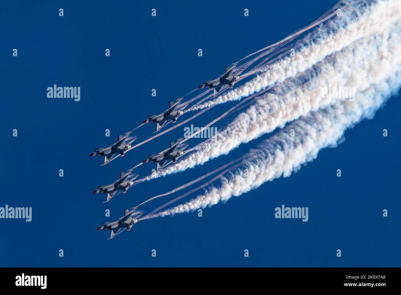 Portland, Oregon, Stati Uniti. 20th ago, 2022. La prima squadra di dimostrazione aerea dell'aeronautica militare, gli U.S. Air Force Thunderbirds, si esibiscono all'Oregon International Airshow di McMinnville, Oree, agosto. 20, 2022. I Thunderbirds si esibiscono per le persone di tutto il mondo per mostrare l'orgoglio, la precisione e la professionalità che l'aeronautica statunitense rappresenta. Credit: US National Guard/ZUMA Press Wire Service/ZUMAPRESS.com/Alamy Live News Foto Stock