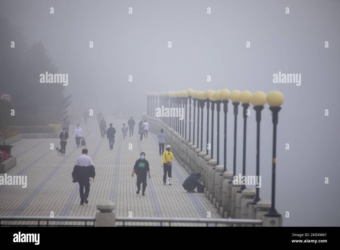 Jilin, Jilin, Cina. 14th Set, 2022. Il 14 settembre 2022, Jilin, nebbia pesante. La nebbia si stava vaporizzando lungo il fiume Songhua. In alcune sezioni, la visibilità era inferiore a 100 metri. (Credit Image: © SIPA Asia via ZUMA Press Wire) Credit: ZUMA Press, Inc./Alamy Live News Foto Stock