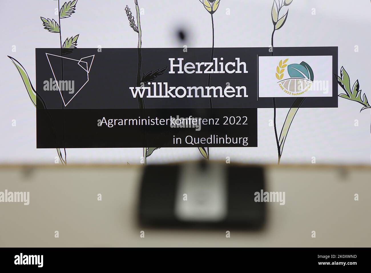 Quedlinburg, Germania. 14th Set, 2022. Il messaggio di benvenuto è scritto su un monitor nella sala conferenze della Conferenza dei ministri dell'Agricoltura di Quedlinburg. La Conferenza dei Ministri dell'Agricoltura (AMK) è una riunione di tutti i Ministri e senatori dell'agricoltura dei governi federali e statali per discutere le questioni di politica agricola e la legislazione proposta. L'AMK si riunisce regolarmente due volte all'anno. Credit: Matthias Bein/dpa/Alamy Live News Foto Stock