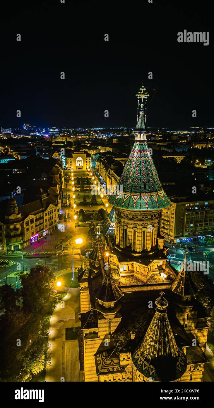 Una bella foto della Cattedrale Metropolitana Ortodossa di Timisoara di notte Foto Stock