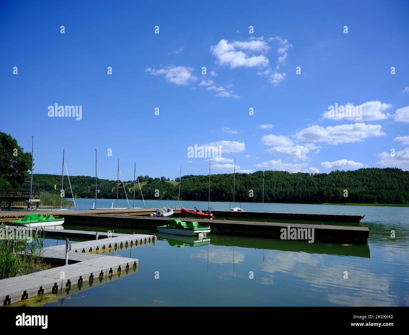Barche sul lago, aspetto artistico in colori vivaci. Foto Stock