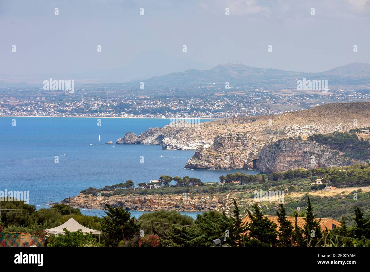 San Vito lo Capo, Sicilia - 8 luglio 2020: Vista dal sentiero costiero del Parco Naturale dello Zingaro, tra San Vito lo Capo e Scopello, provincia di Tr Foto Stock