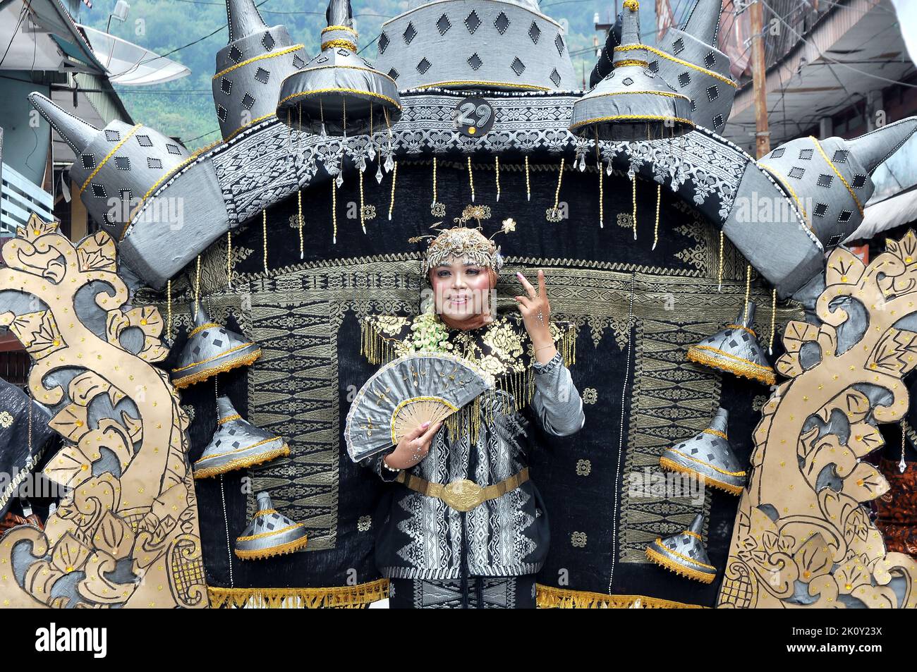 I disegni sbalorditivi fanno pubblicità al tessuto del songket. Sawahlunto, Sumatra occidentale, Indonesia: QUESTE INCREDIBILI foto mostrano il songket annuale Silungkang Carniva Foto Stock