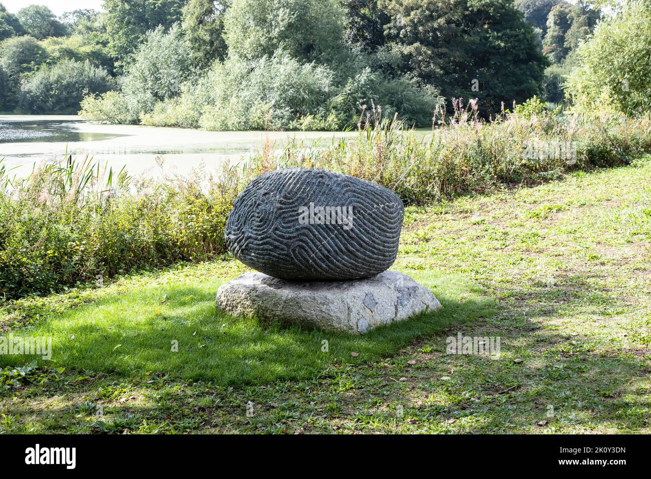 Mind Walk scultura in granito di Peter Randall-Page esplorando una linea continua circumnavigando una forma tridimensionale allo Yorkshire Sculpture Park Foto Stock