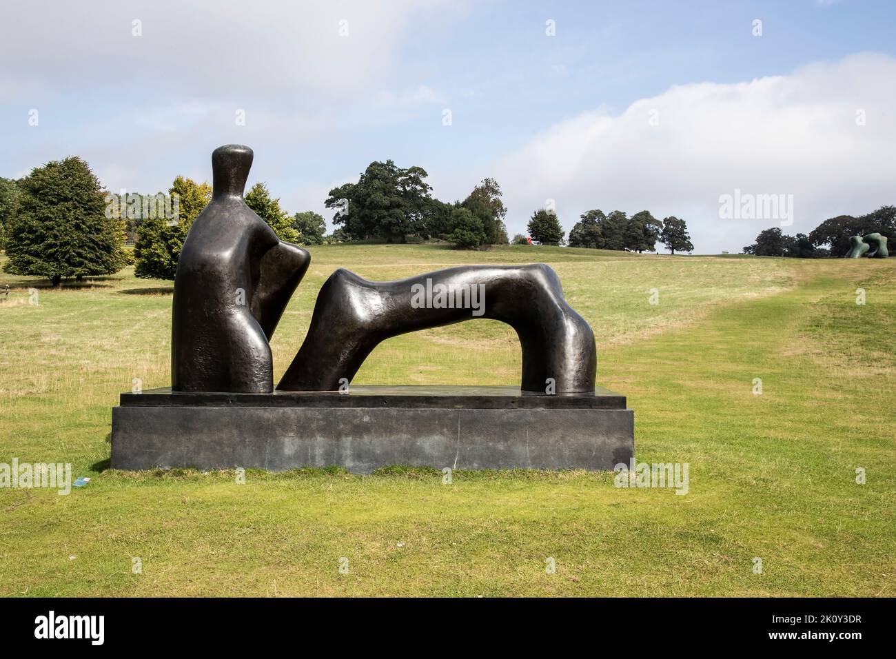 Una vista della scultura in bronzo "Reclining figure: Arco gamba" di Henry Moore comprendente due forme molto semplificate per suggerire un corpo alla YSP, Wakefield Foto Stock