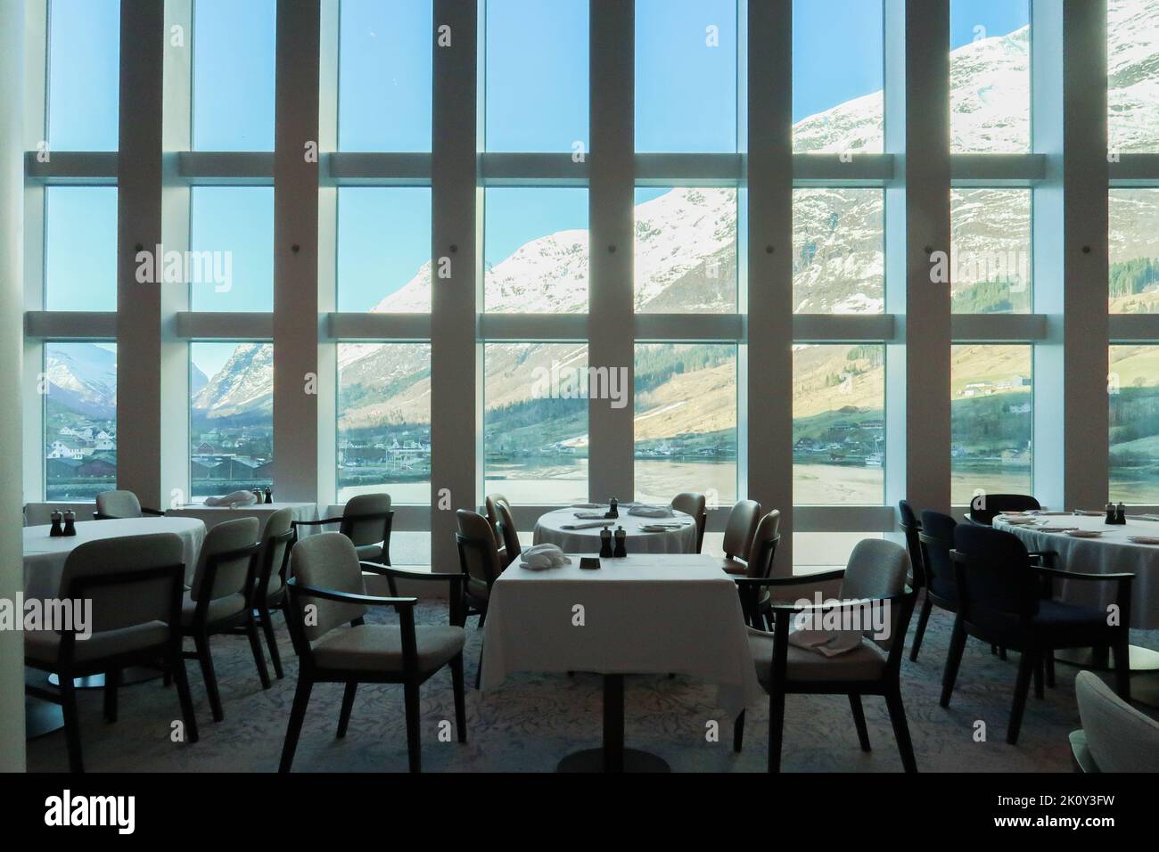 I fiordi di Norvegia, raffigurati da un ristorante per la colazione a bordo della nave da crociera P&o Iona. Il credito fotografico dovrebbe essere: Katie Collins/EMPICS/Alamy Foto Stock