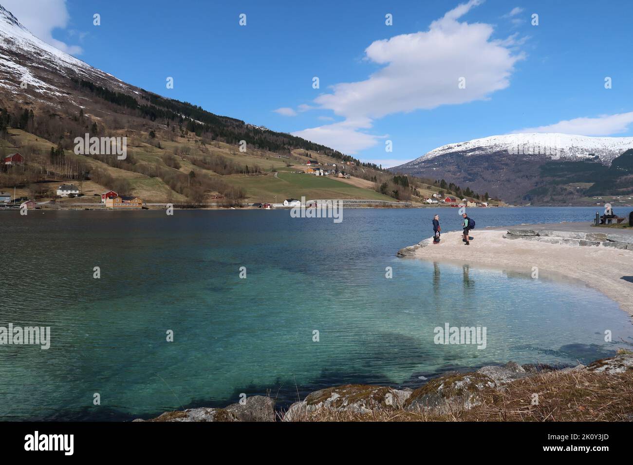 La città norvegese del fiordo di Olden. Il credito fotografico dovrebbe essere: Katie Collins/EMPICS/Alamy Foto Stock