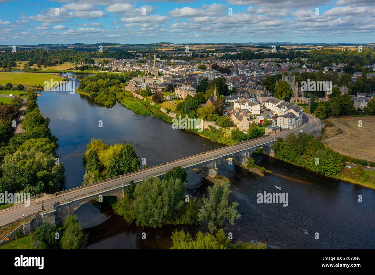 Kelso, Scottish Borders, Regno Unito. 14th Set, 2022. REGNO UNITO. Vista dall'alto sul ponte Kelso o sul ponte Rennie's Bridge, che attraversa il fiume Tweed a Kelso, ai confini scozzesi. Oltre il ponte si trova la Junction Pool, un famoso luogo di pesca al salmone che ha una delle stagioni più lunghe (dal 1 febbraio al 30 novembre) e la sua corsa autunnale è nota per le dimensioni e il numero di pesci catturati. Picture Credit: phil wilkinson/Alamy Live News Foto Stock