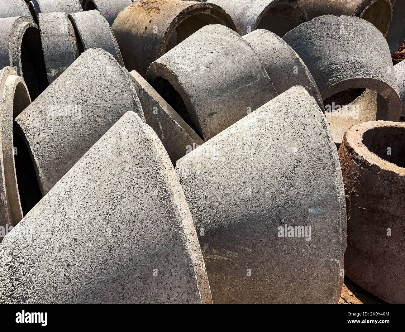 Tubi fognari in calcestruzzo per cantieri edili, architettura e concetto industriale Foto Stock
