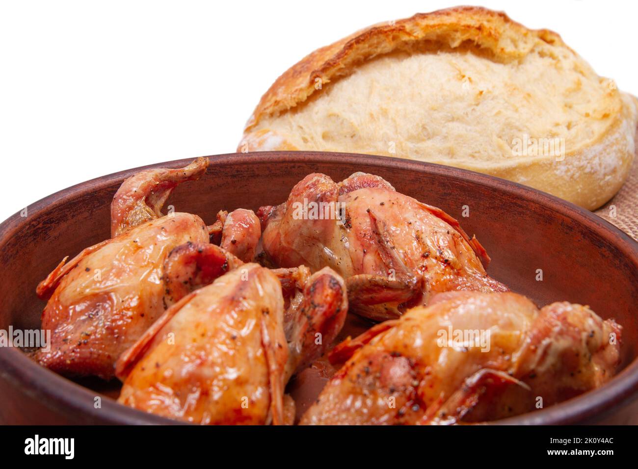 Primo piano di piccione arrosto e pagnotta di pane bianco. Sfondo bianco dello spazio di copia in alto Foto Stock