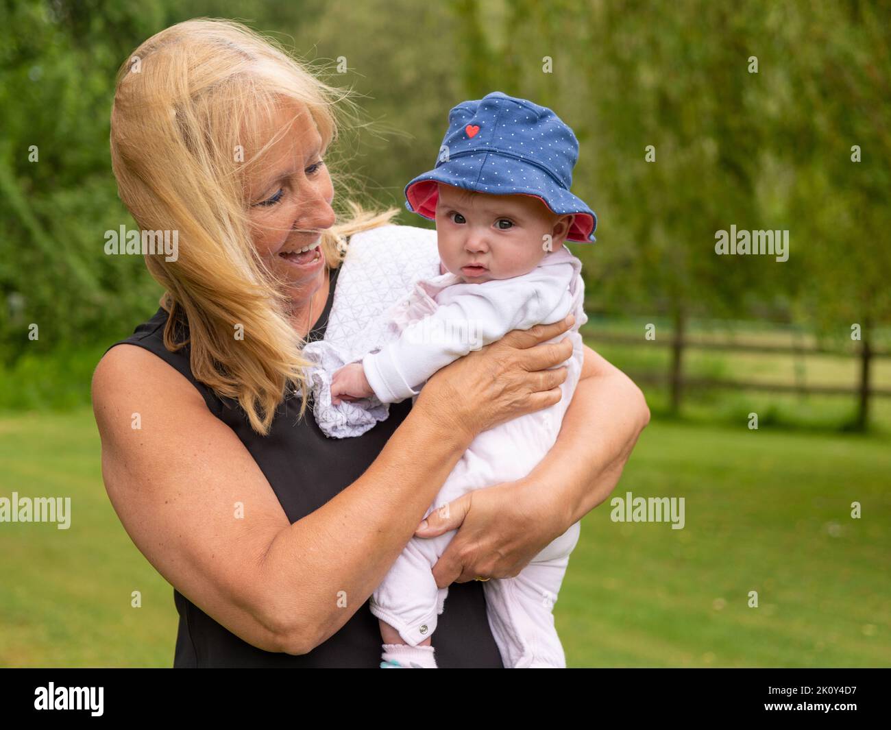 Nonno con nipotino. Nonna e nipote. Felice, all'aperto. Foto Stock