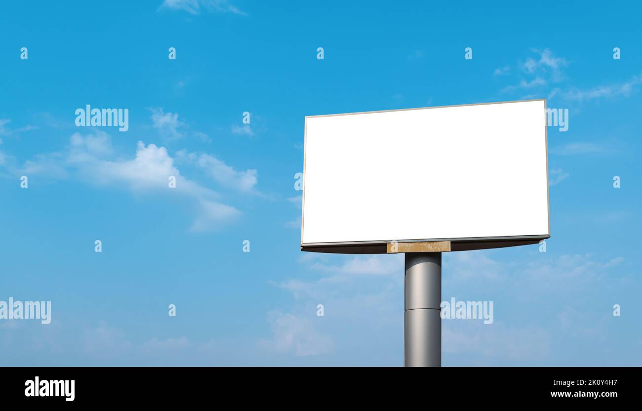 Cartellone vuoto con schermo vuoto su sfondo blu nuvola di cielo. Per il design o il testo della pubblicità. Modello mockup Foto Stock