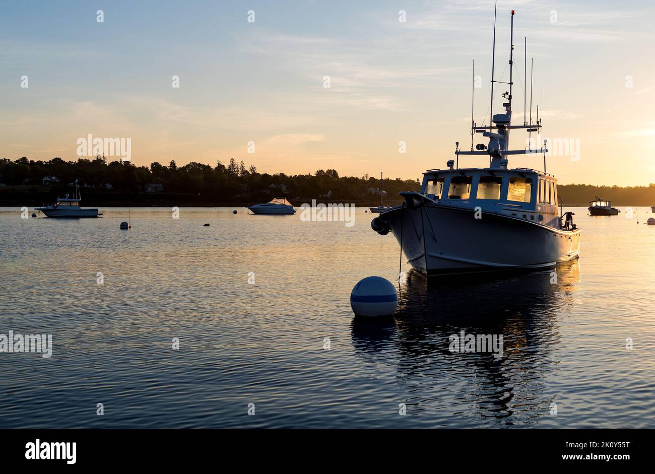 Barche ormeggiate nell'oceano nella luce del mattino presto nel Maine. Foto Stock