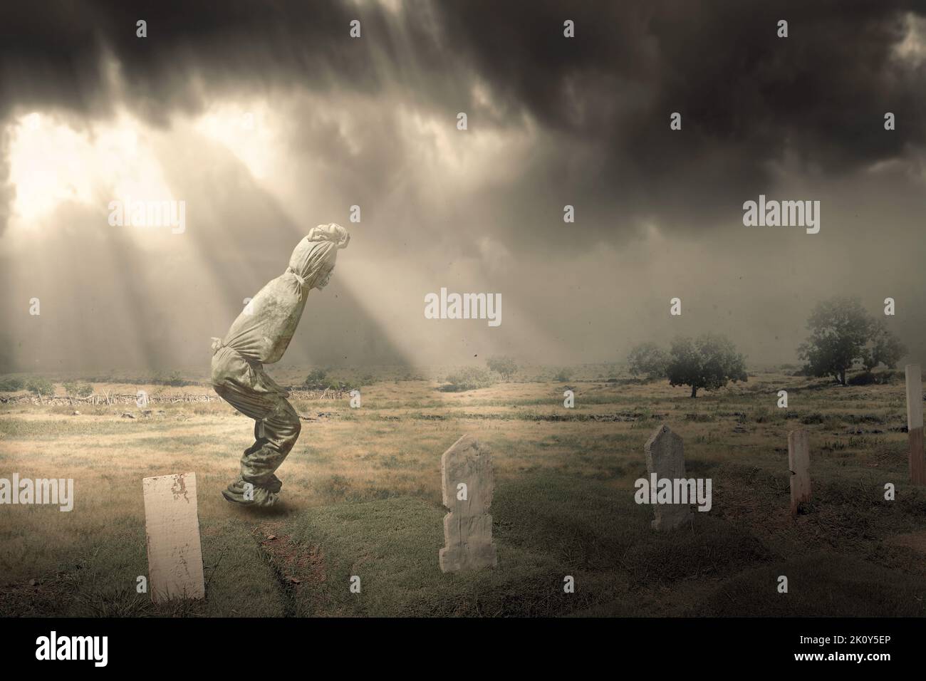 Pocong è coperto da una copertura di lino bianco in piedi nel cimitero. Concetto di Halloween Foto Stock